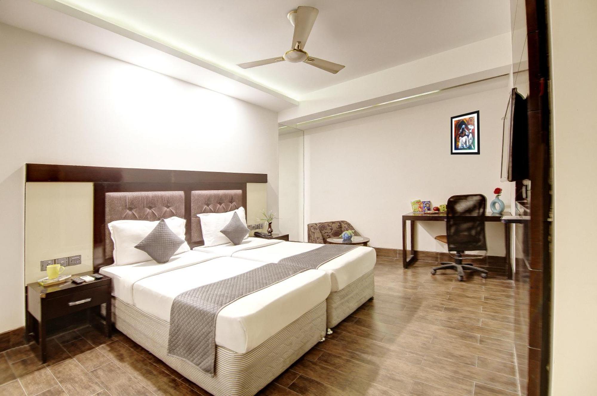 Hotel Good Times Near Ganga Ram Hospital And Karol Bagh Metro Delhi Kültér fotó