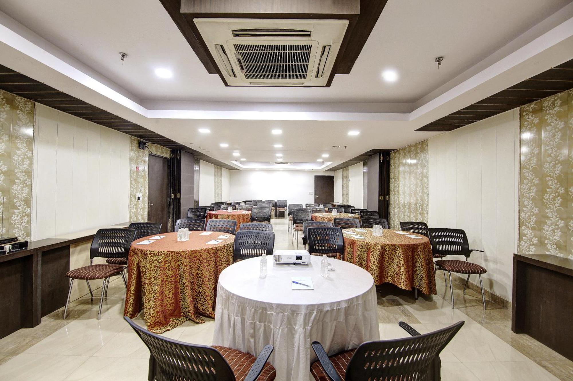 Hotel Good Times Near Ganga Ram Hospital And Karol Bagh Metro Delhi Kültér fotó