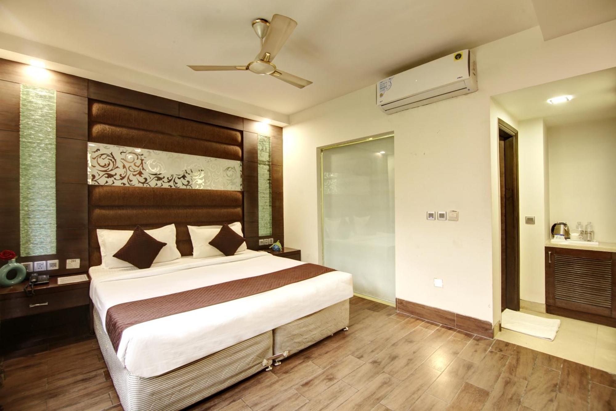Hotel Good Times Near Ganga Ram Hospital And Karol Bagh Metro Delhi Kültér fotó