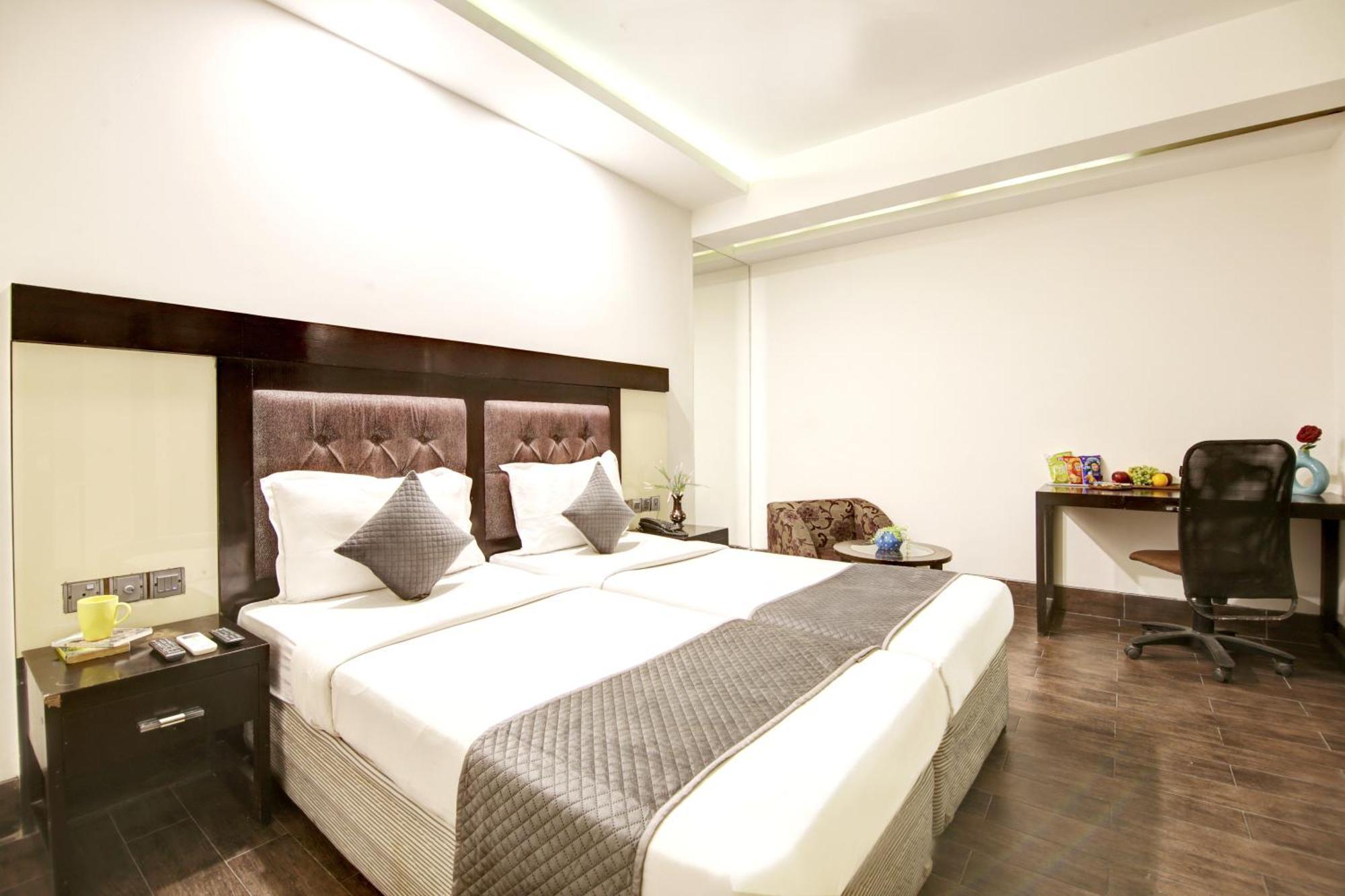 Hotel Good Times Near Ganga Ram Hospital And Karol Bagh Metro Delhi Kültér fotó