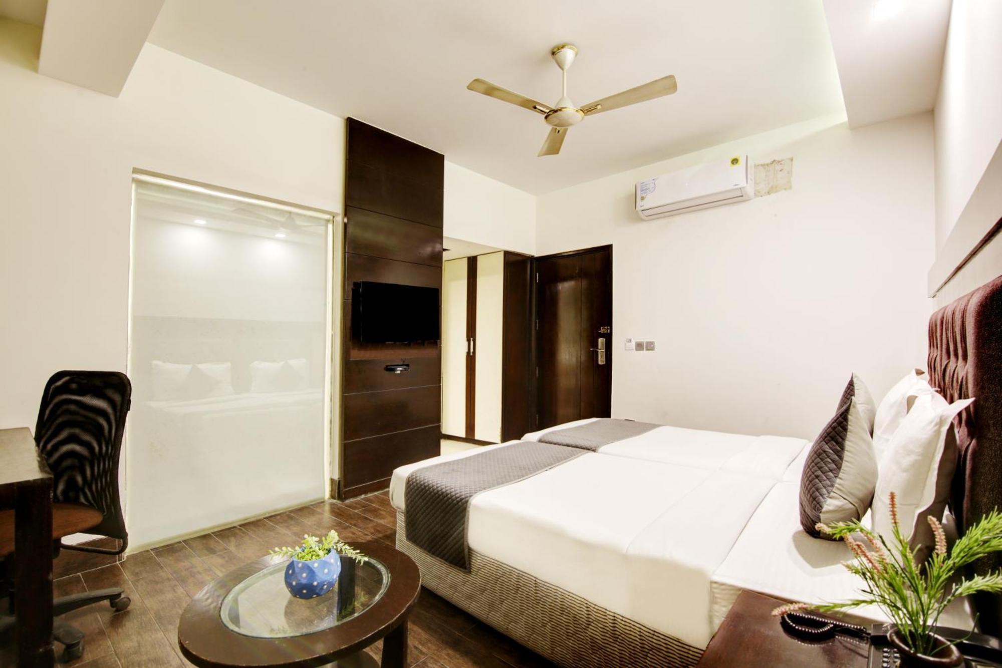 Hotel Good Times Near Ganga Ram Hospital And Karol Bagh Metro Delhi Kültér fotó