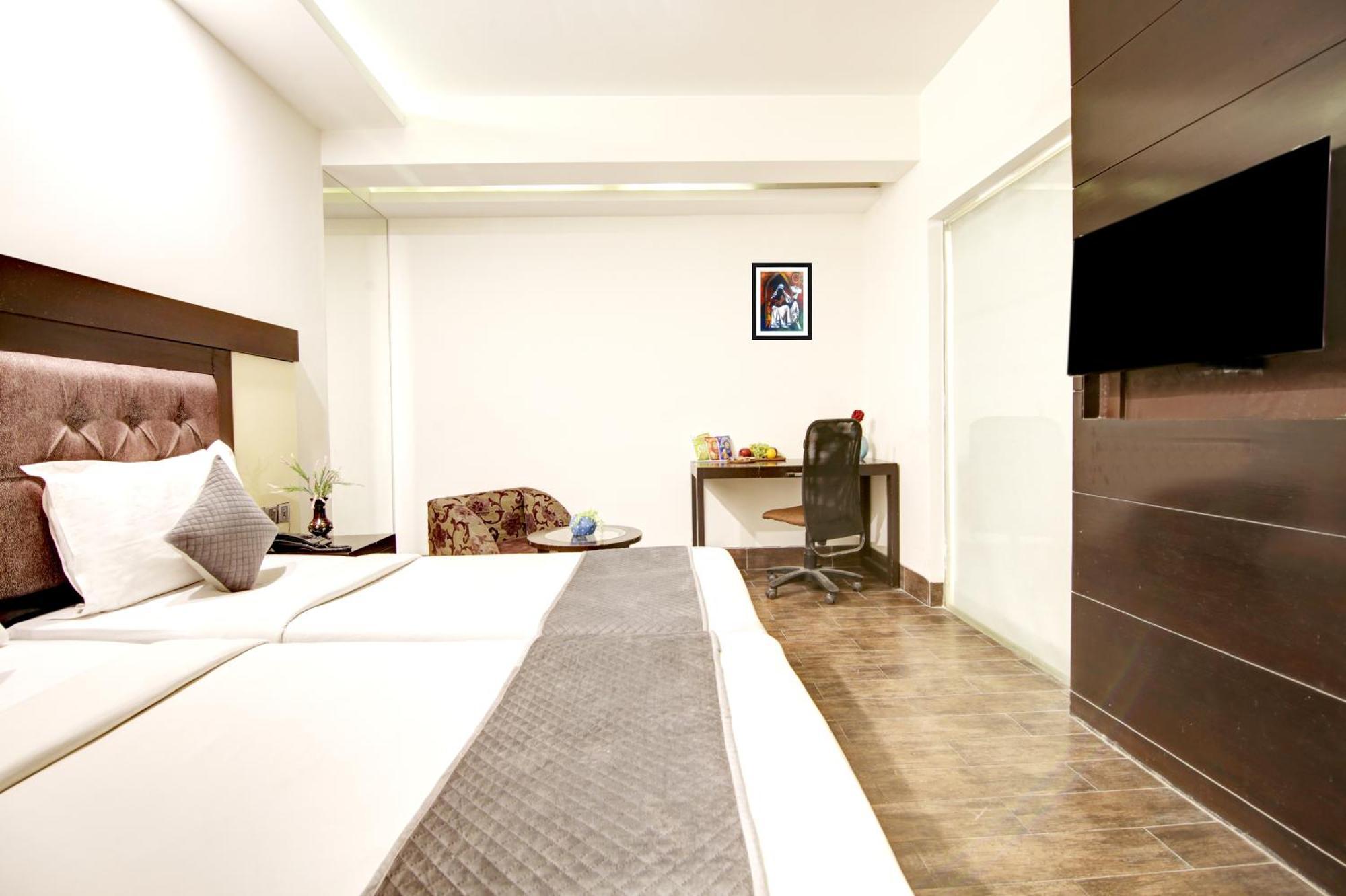 Hotel Good Times Near Ganga Ram Hospital And Karol Bagh Metro Delhi Kültér fotó