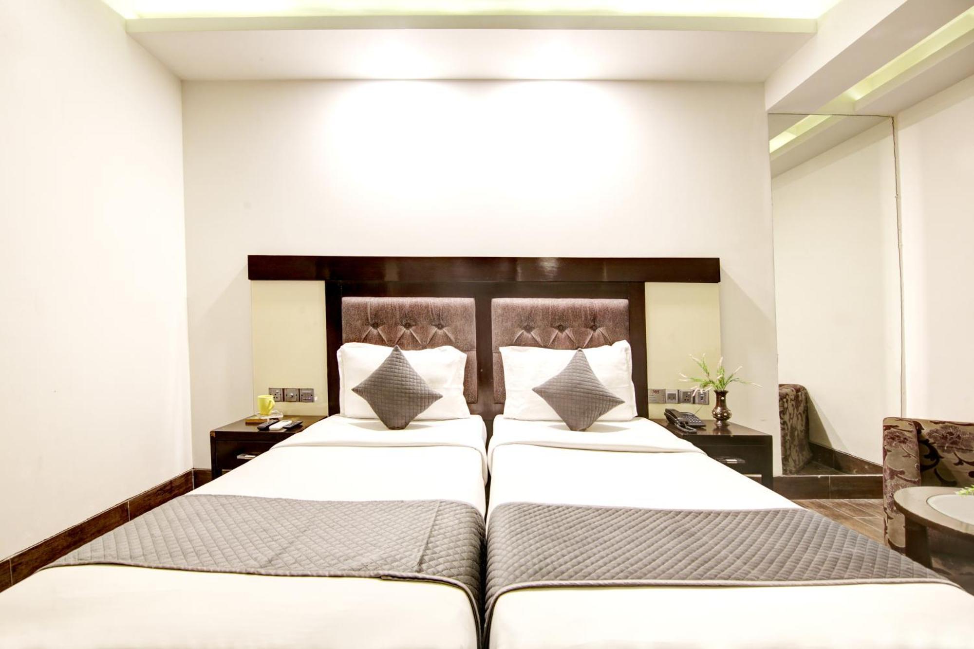 Hotel Good Times Near Ganga Ram Hospital And Karol Bagh Metro Delhi Kültér fotó